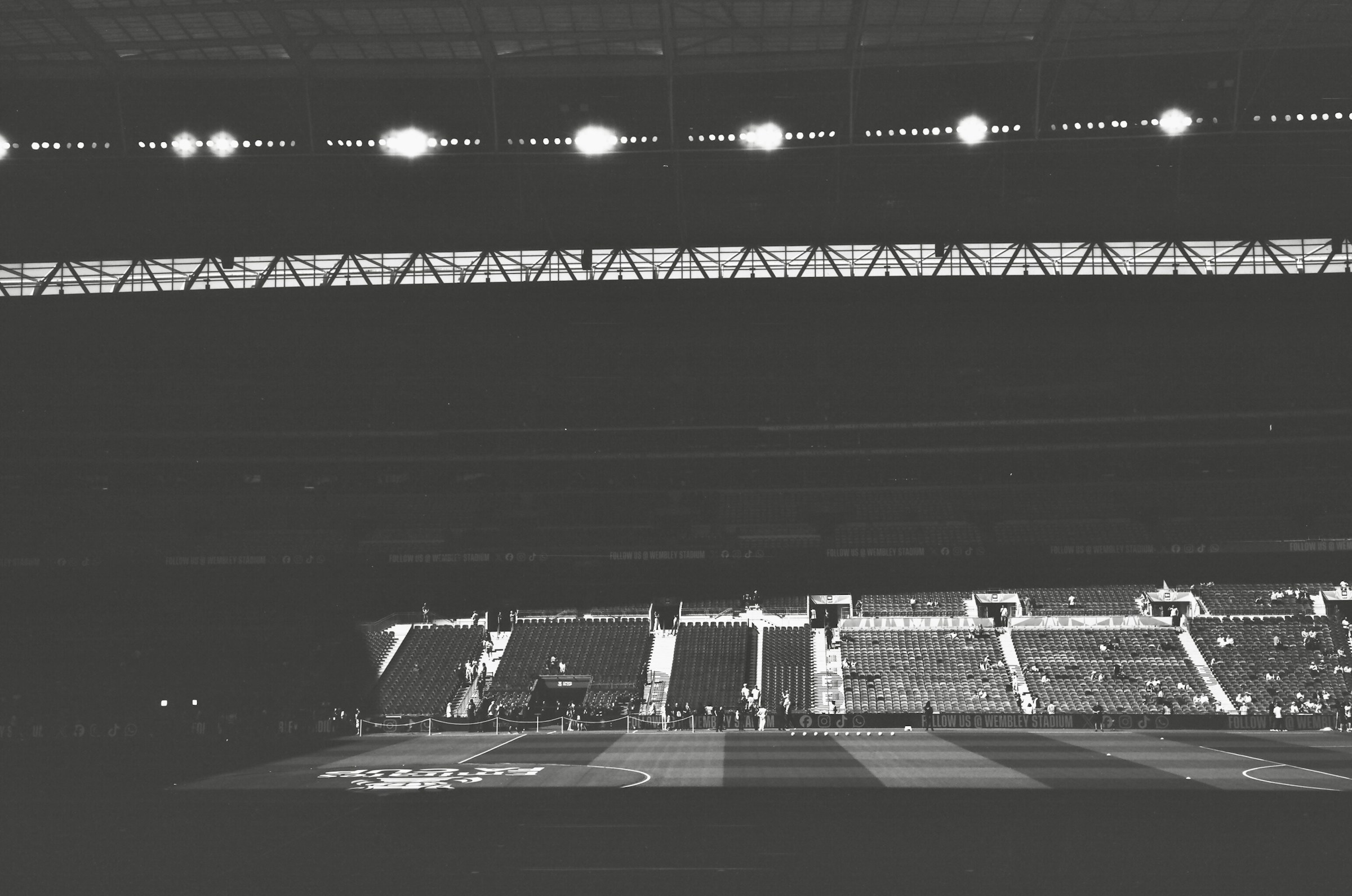 Fußballstadion bei Nacht